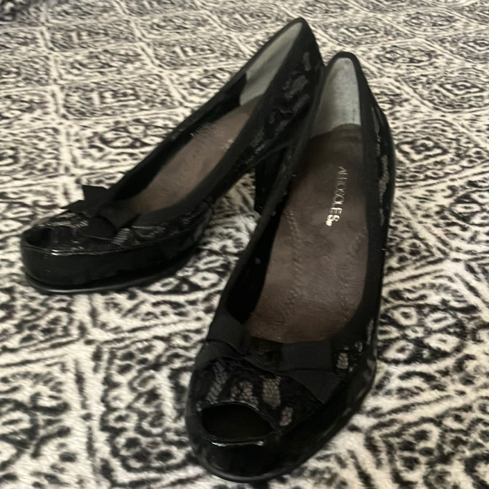 Size 5 1/2 Black flower lace 3ins tall